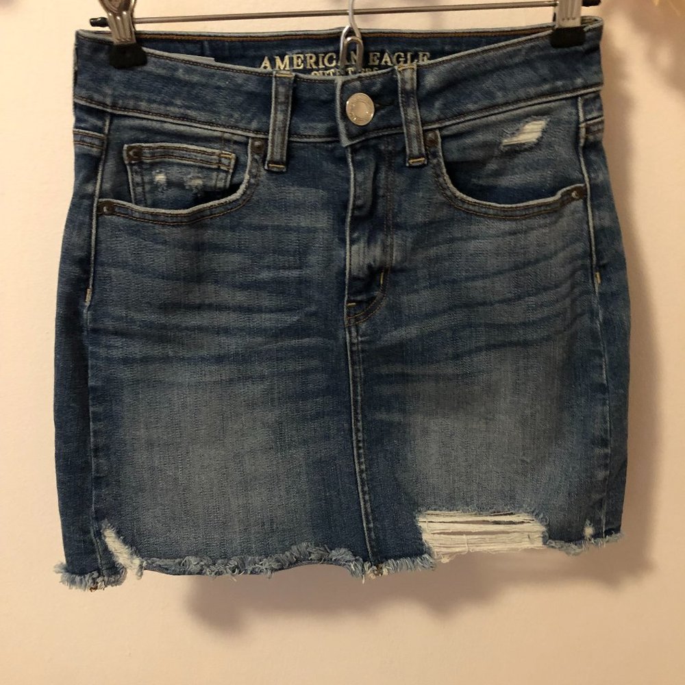 NEVER WORN AMERICAN EAGLE DISTRESSED DENIM SKIRT